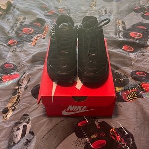 Gently worn boys black Nike airmax 13c